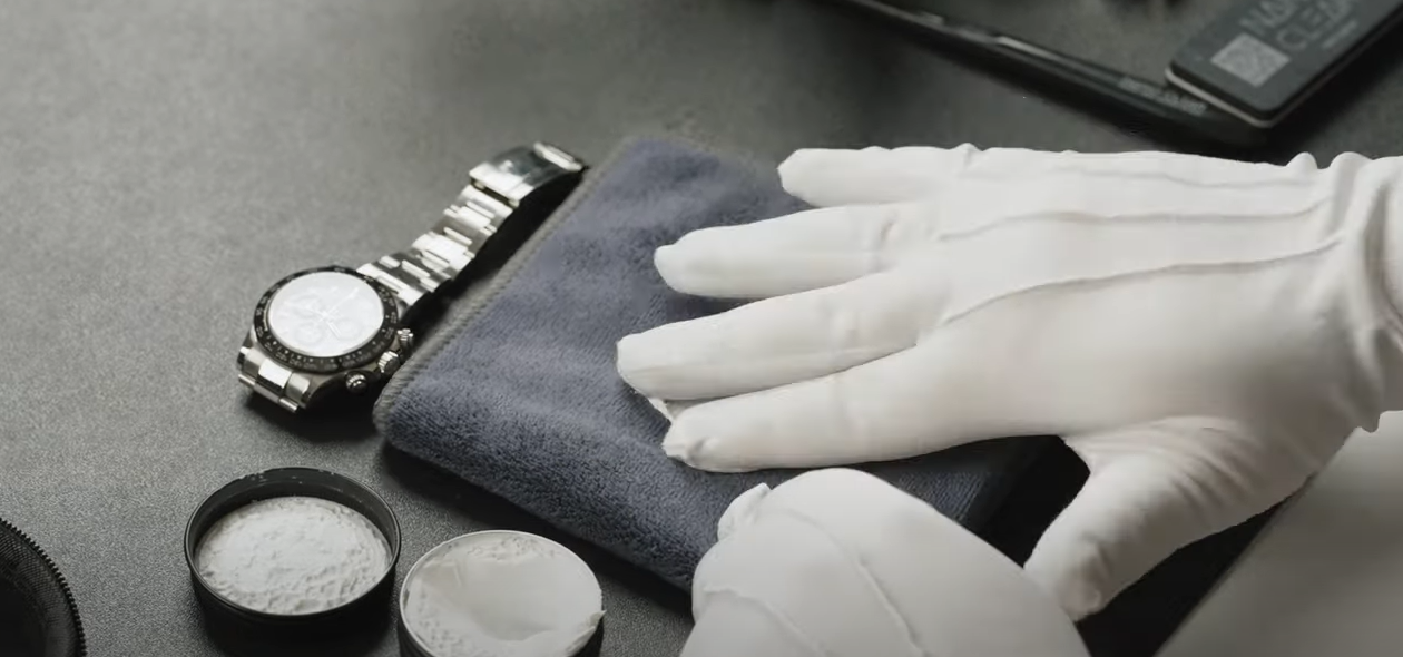cleaning a watch using a polishing cream
